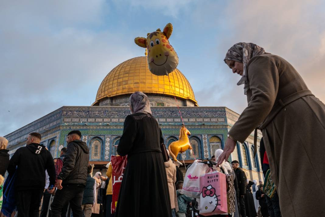 İsrail’in kısıtlamalarına rağmen akın ettiler: 120 Bin Filistinli Mescid-i Aksa’da saf tuttu - Resim: 20